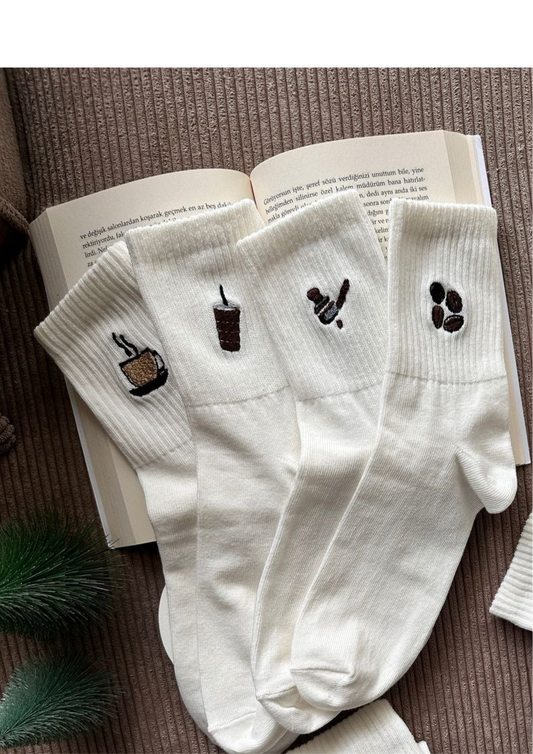 Kahve Seti Minimal Nakışlı Yazlık Kışlık Unisex 4 Çift Beyaz Soket Çorap Seti